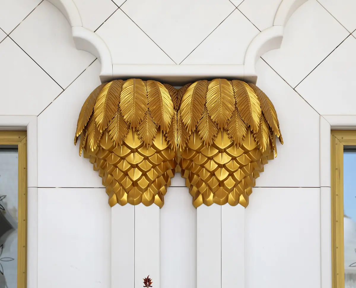 Gilded palm capitals on the arcade columns
