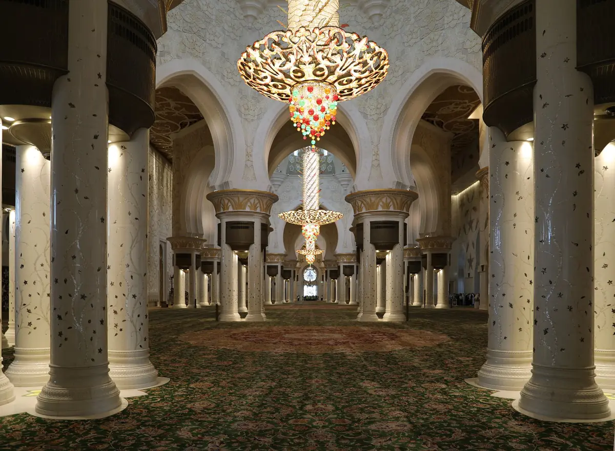 Columns and carpet in the main prayer hall